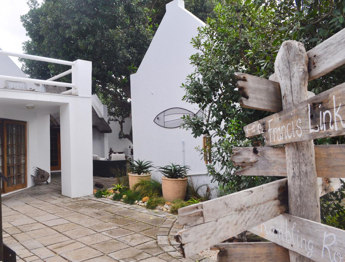 Cottage On College Сент Френсис Бей Екстериор снимка